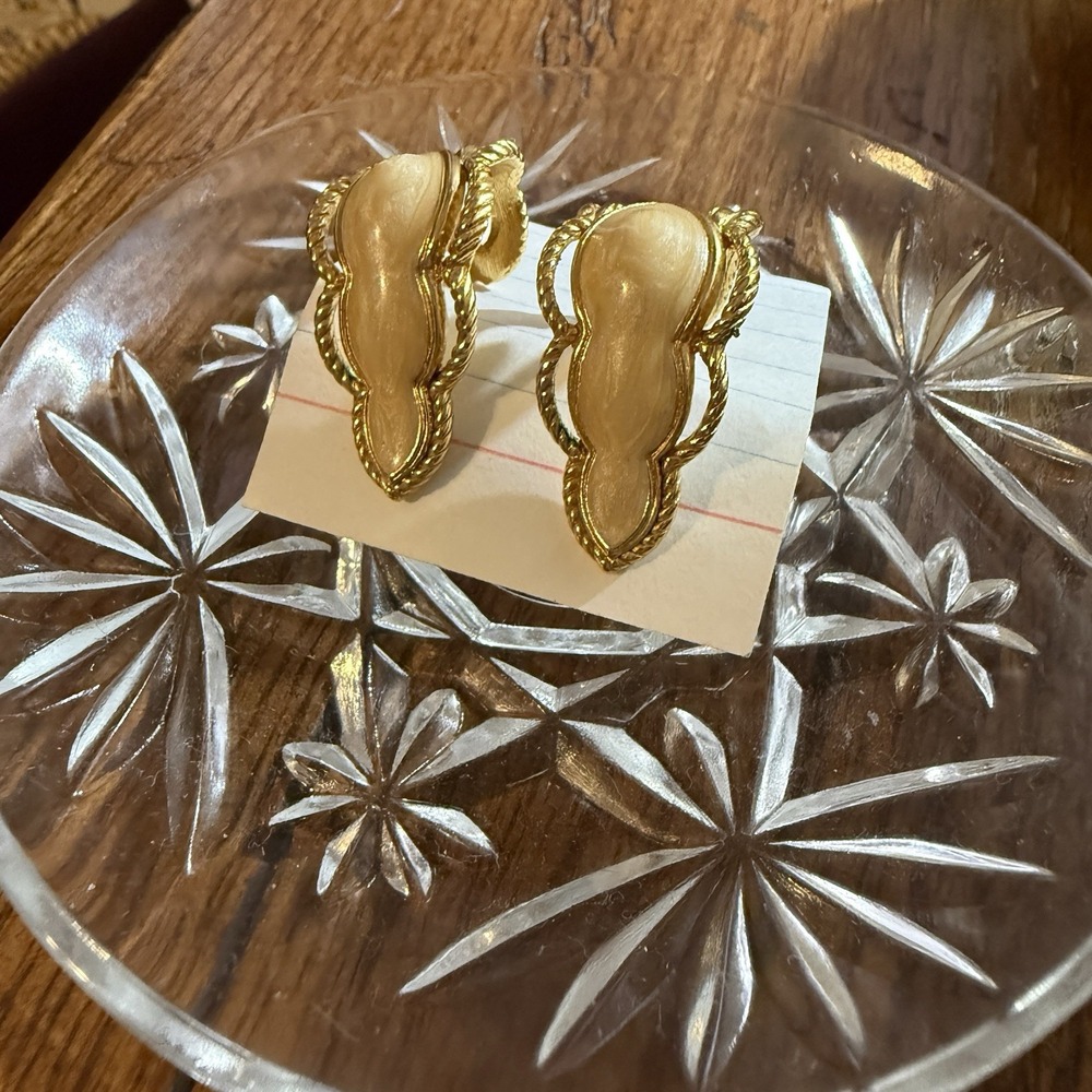 Half Hoop Earrings Beige Marbled Stone Scallop Ornate Gold Tone Metal Pierced